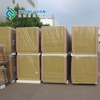 Pannello sandwich in PU con tenuta all'aria/acqua, isolamento termico e alta resistenza per costruzioni durevoli