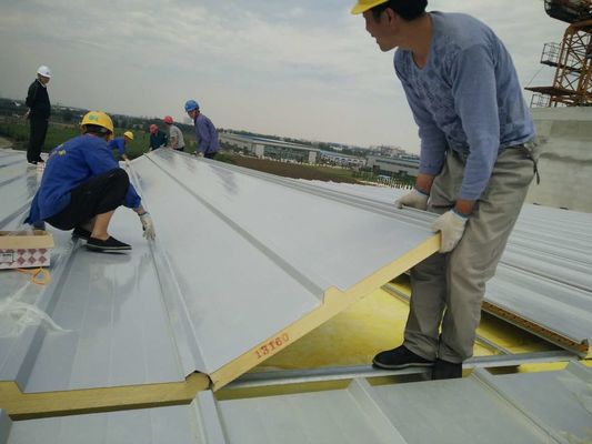 100mm PU Glass Wool Sandwich Roof Panel con lunghezza e struttura personalizzabili