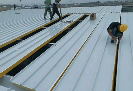 50-200mm PU Glass Wool Sandwich Roof Panel impermeabile con peso personalizzabile