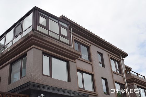 Pannello di tetto in PU isolato termicamente personalizzabile per edifici industriali residenziali