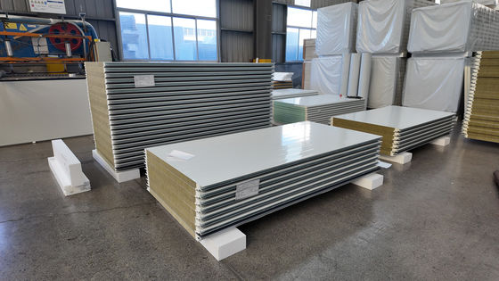 Pannello sandwich in PU ad alta resistenza con tenuta all'aria/tenuta all'acqua e isolamento termico superiore