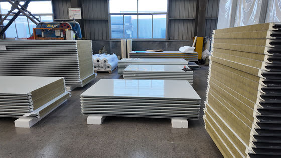 Pannello sandwich in PU ad alta resistenza con tenuta all'aria/tenuta all'acqua e isolamento termico superiore