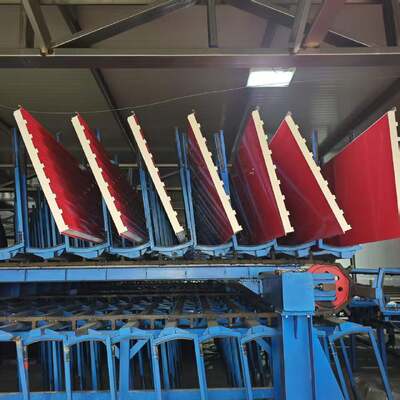 Pannelli di copertura ignifughi sandwich decorativi in ​​PU Pannelli di rivestimento del tetto in metallo per esterni Pannelli sandwich a grande parete