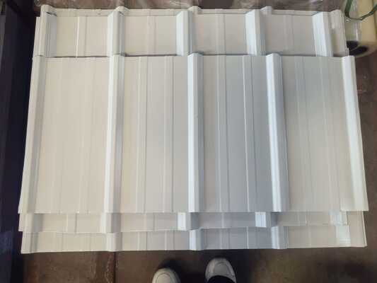 Pannelli Metallici Ondulati con Capacità di Carico di 500 Kg/m², Rivestimento in Zinco Galvanizzato e Colori Personalizzabili per Applicazioni Tetto e Pavimento